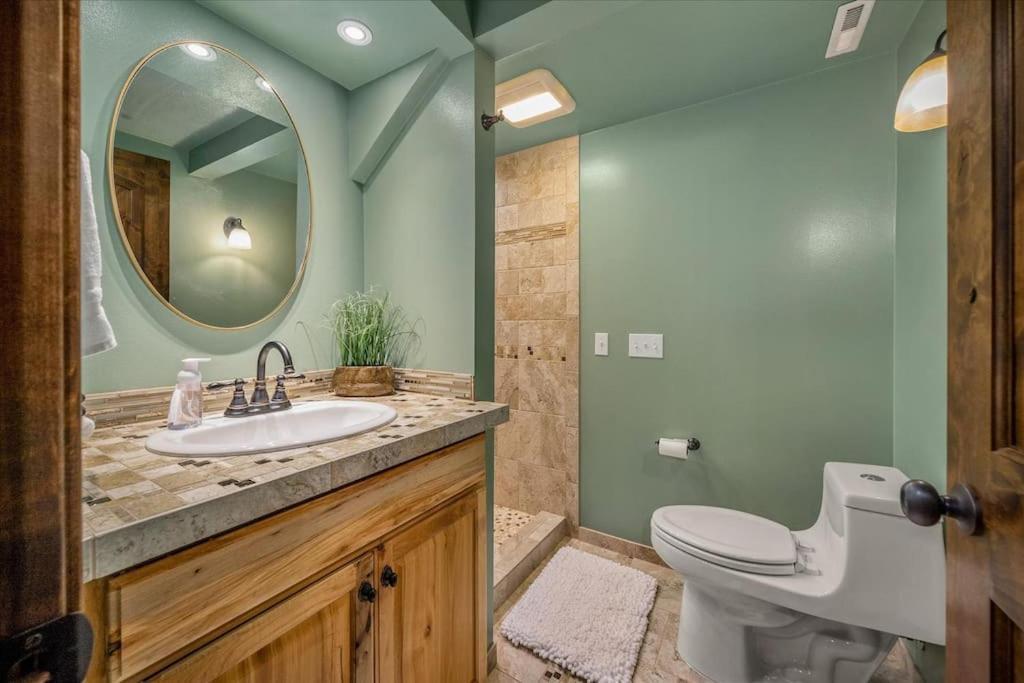 Theatrical Escape South Hill Near Downtown Holiday home *